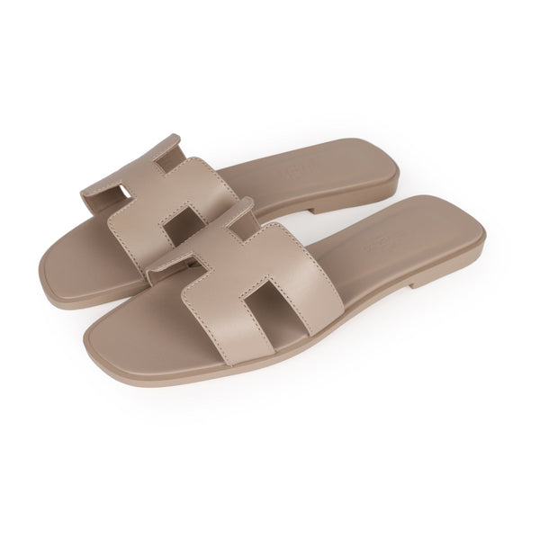 HERMES 新品　ベージュ ポインテッドトゥ パンプス 35 Hermes Oran Sandal Beige Mastic Calfskin 37 EU