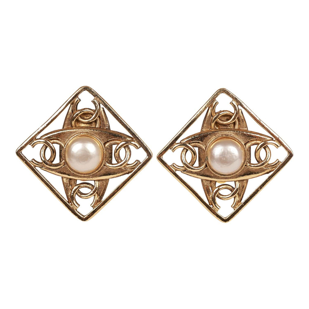 CHANEL VINTAGE CC LOGOS FLOWER PETAL COIN GOLD PEARL CLIP ON EARRINGS