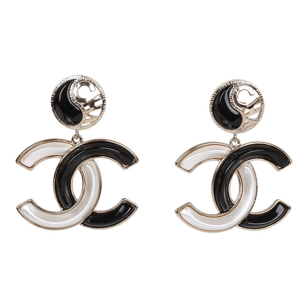 Chanel Black and White Enamel CC Logo Earrings – Madison Avenue Couture