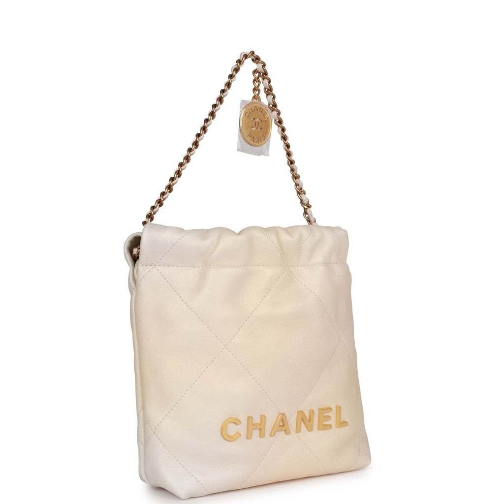 Chanel 22 leather handbag Chanel Black in Leather - 34374588