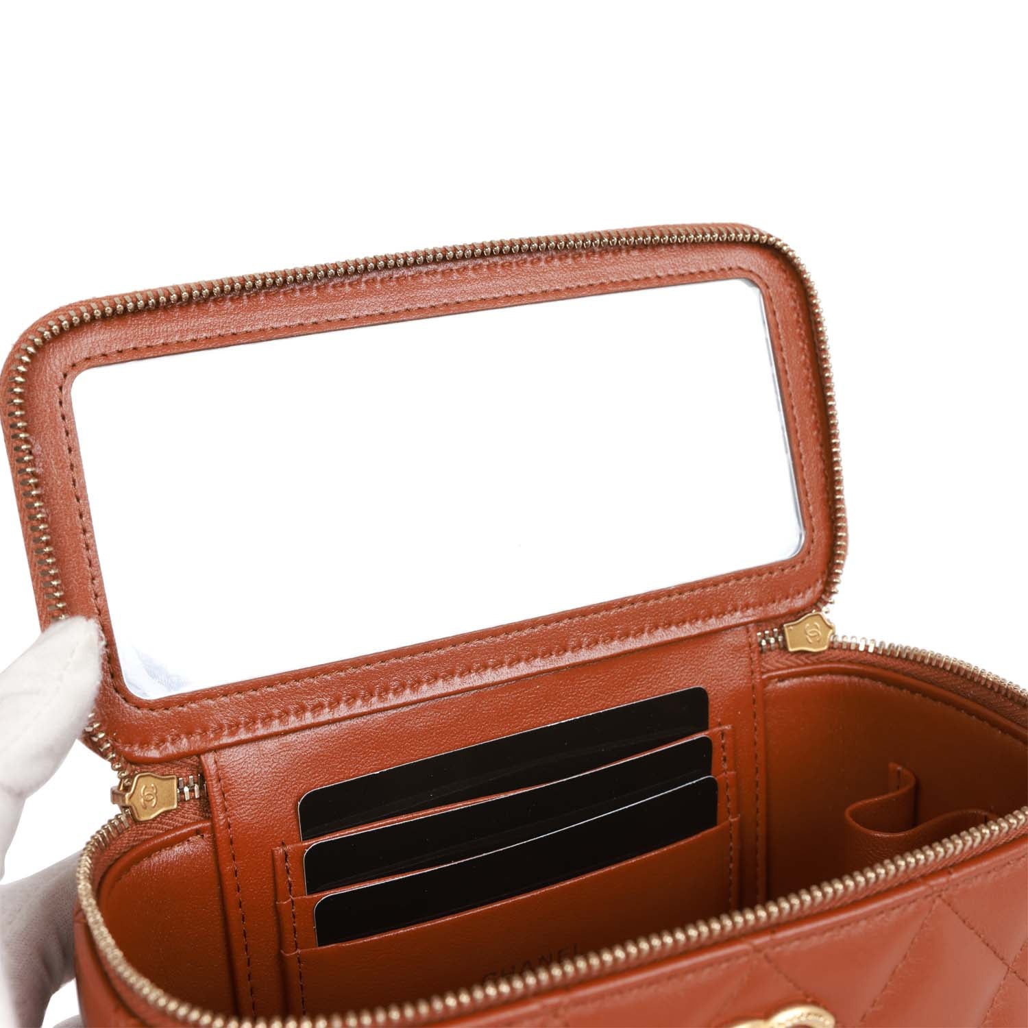 CC VANITY CASE 11 WHITE LAMBSKIN GOLD HARDWARE