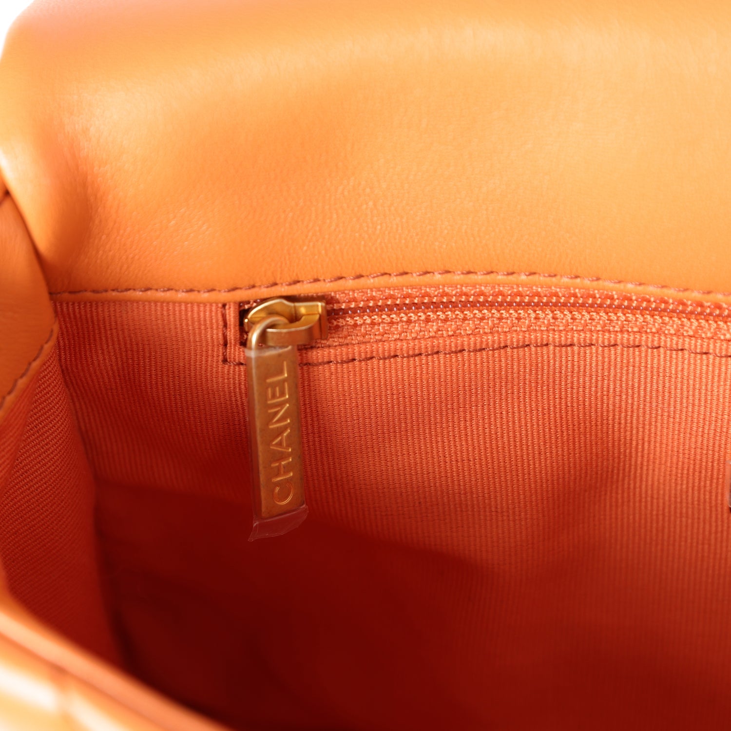 WOVEN SLIDE IN RAFFIA AND VIVID ORANGE LAMBSKIN
