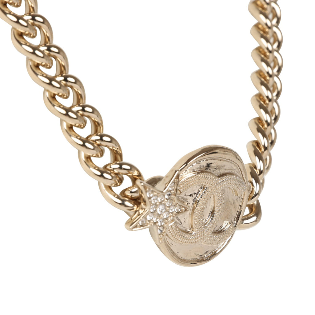 At Auction: CHANEL - B21 A Airpod CC Acylic Case / Faux Pearl and Chain Layered  Necklace