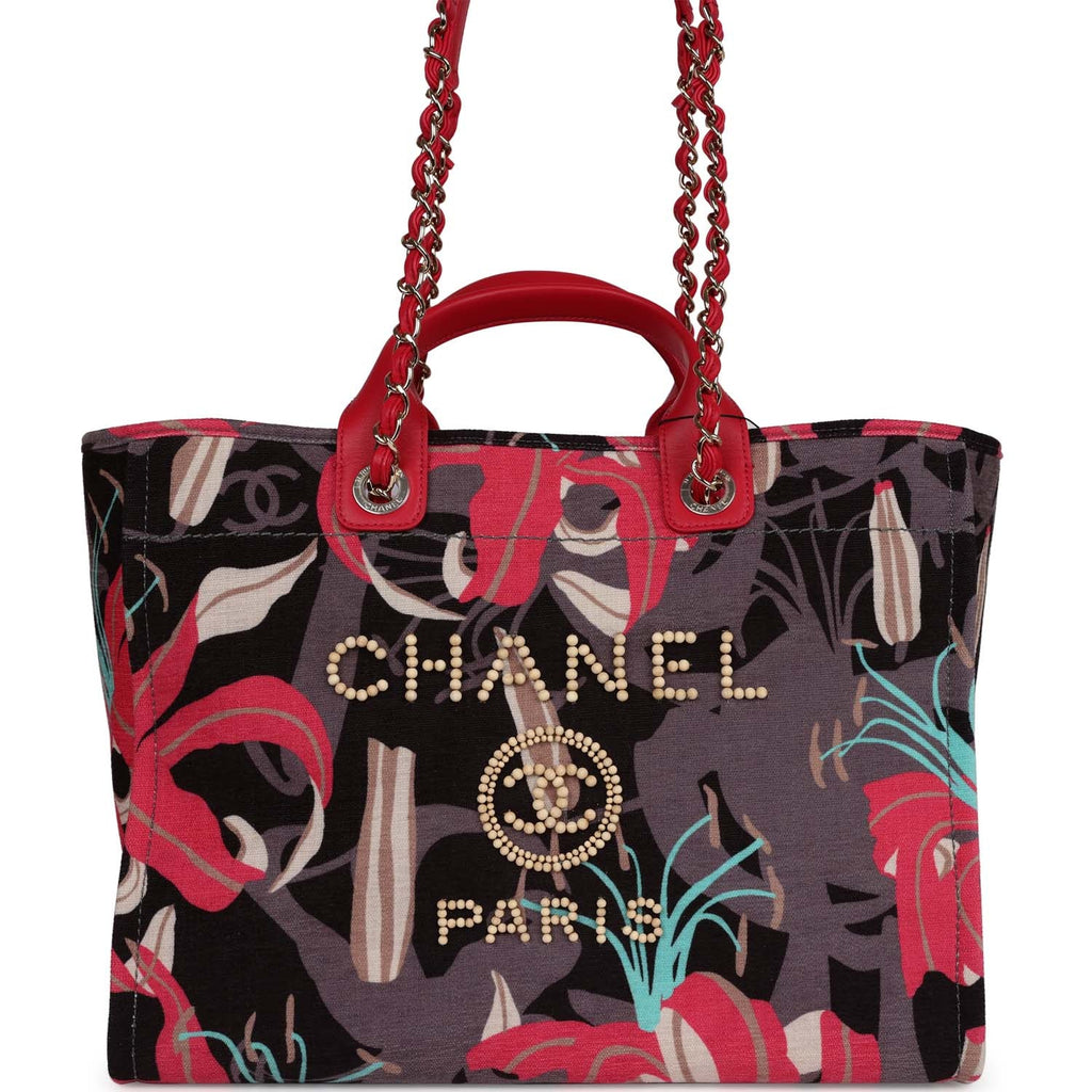 Small Chanel shopping bag with flower