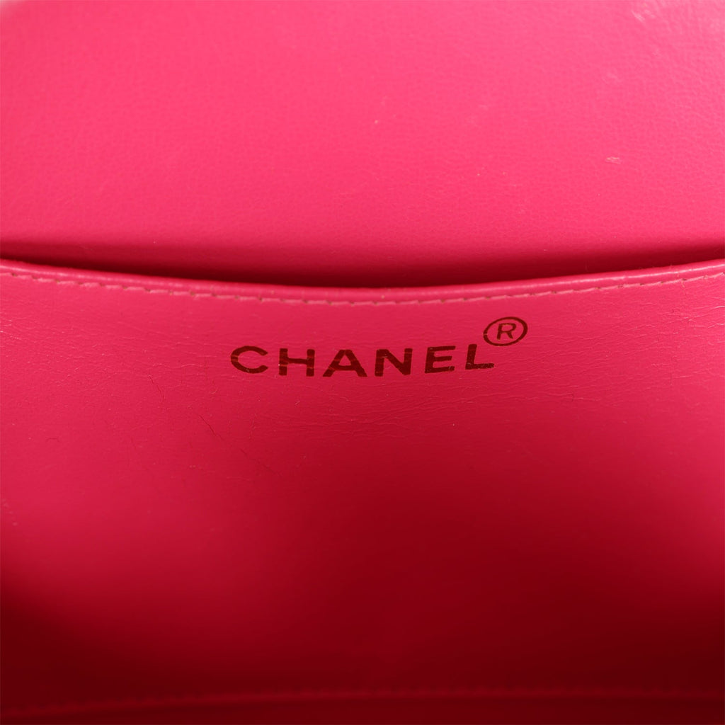 Chanel Vintage white patent leather vanity bag with black CC at bottom –  LuxuryPromise