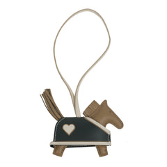 Hermes Rodeo Robeo Coeur Charm PM Beige Marfa, Craie, Vert Mangrove Milo Lambskin