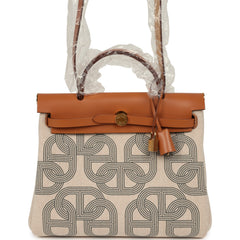 Hermes Herbag Zip PM 31 "Circuit 24" Naturel, Ecru-Gris Meyer Toile H Plume Canvas, Naturel Hunter Gold Hardware