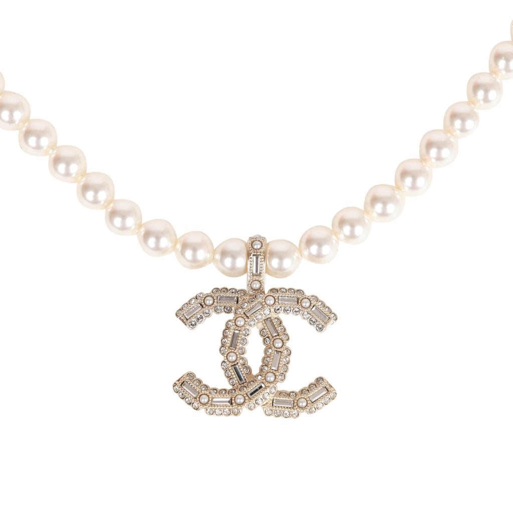 CHANEL Pearl Crystal CC Heart Short Necklace Pearly White Gold 1091177