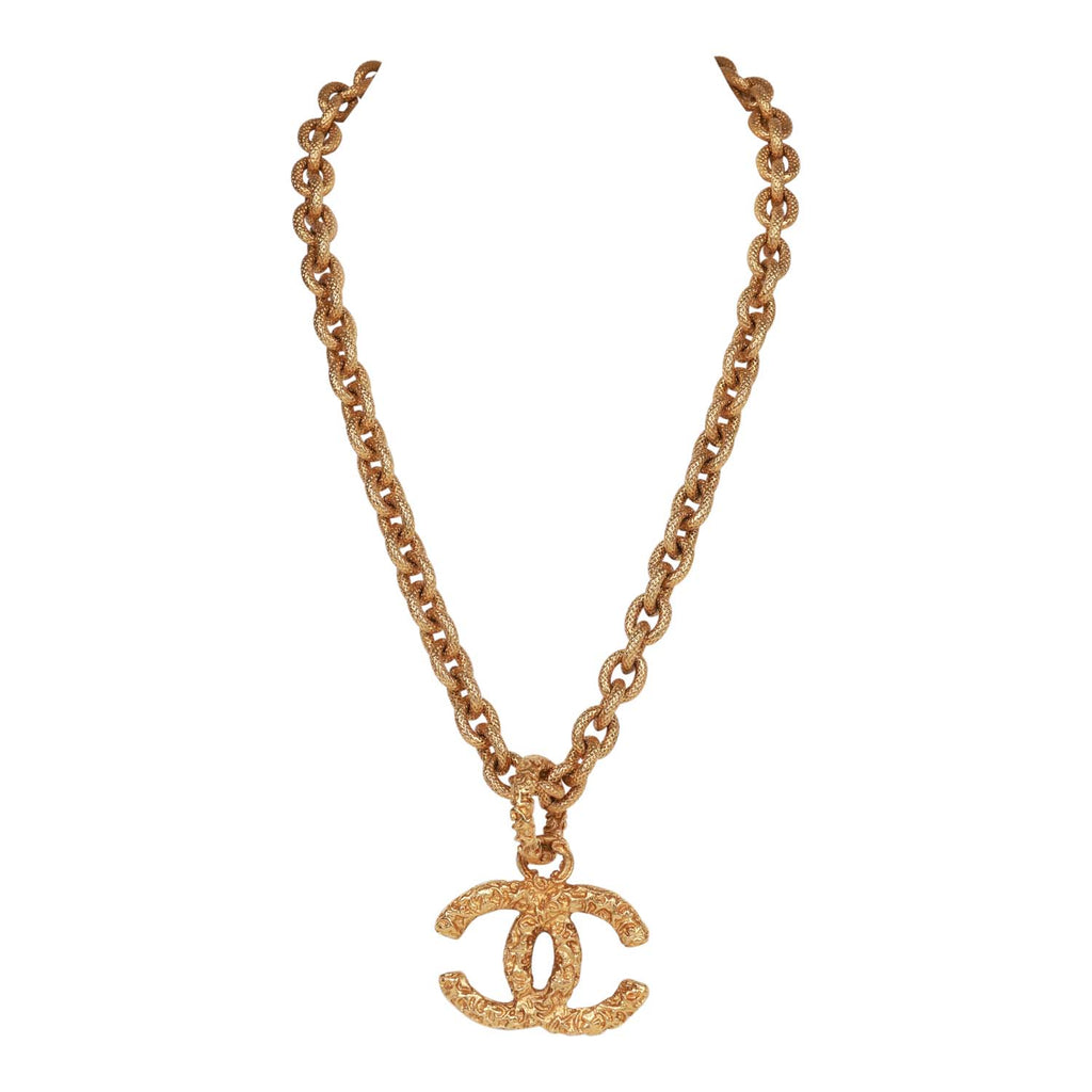 Vintage CHANEL classic chain necklace with large matelasse CC mark