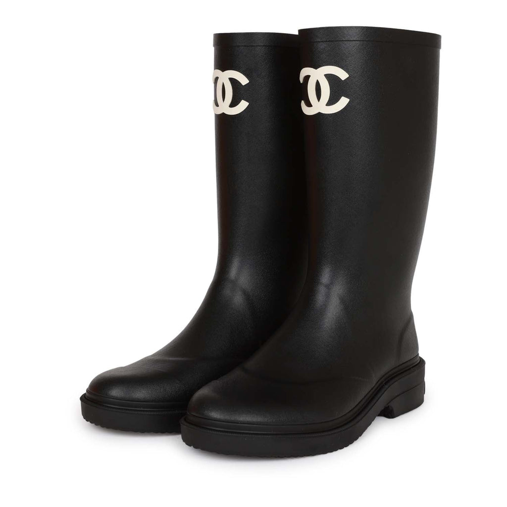 Chanel black caoutchouc boots white logo detail