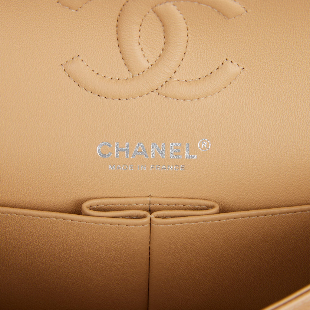 CHANEL CLASSIC FLAP BAG IN BEIGE KAVIAR LEDER METALL IN SILBER TON